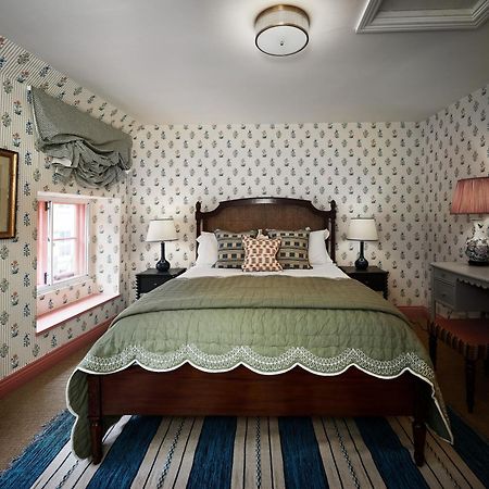 Townhouse Suites- Abbey Row Малмсбъри Екстериор снимка