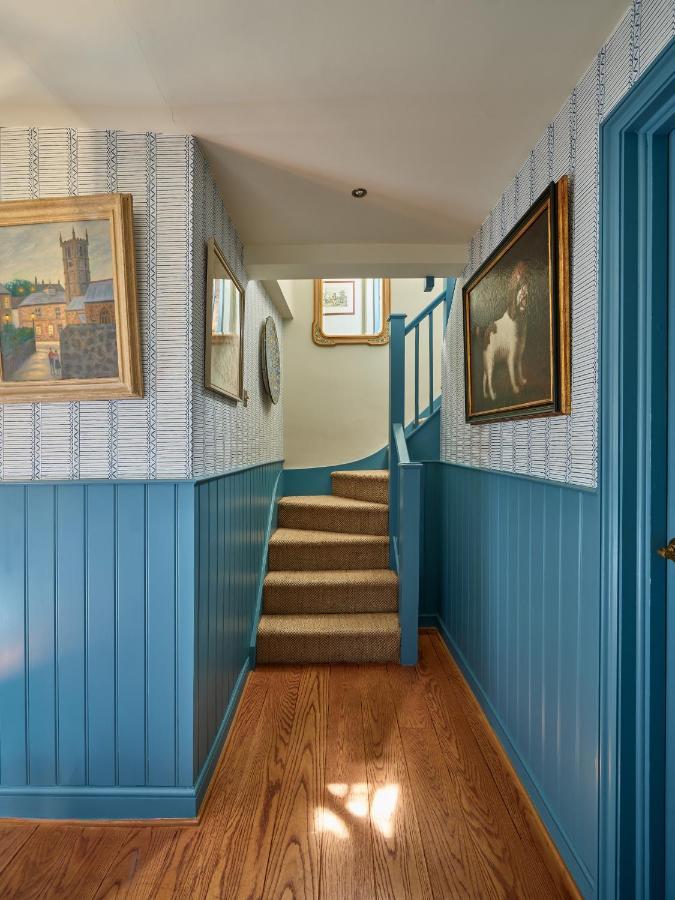 Townhouse Suites- Abbey Row Малмсбъри Екстериор снимка