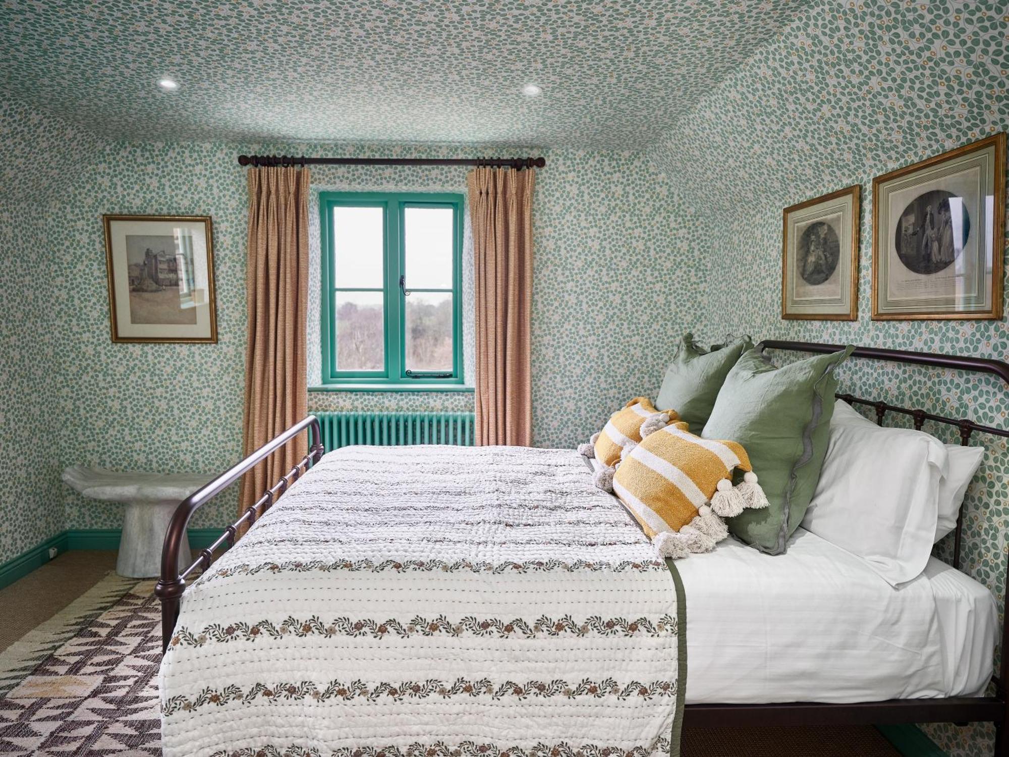 Townhouse Suites- Abbey Row Малмсбъри Екстериор снимка